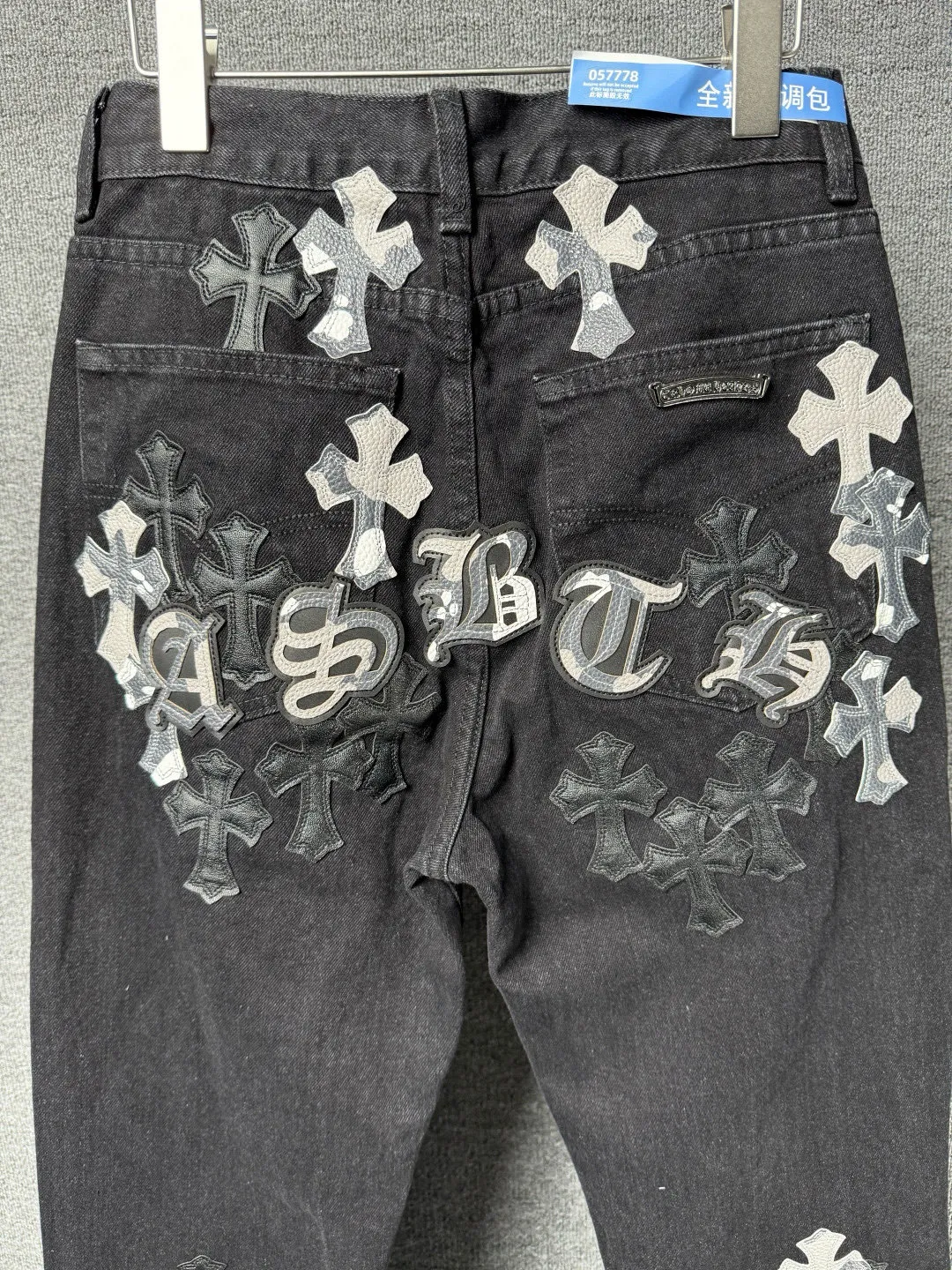 P260 💰 (Top version) Chrome hearts washed jeans with black multi-leather elements and full details. It truly restores the ultimate texture of Vintage. Three-dimensional version. Loose and comfortable, not picky about the figure. It looks taller and slimmer. Factory precision. Original factory quality control. Same style for men and women. Can be matched with couples. Versatile recommendation. Must-have jeans for all seasons. Fashionistas have been disappointed. From the quality selection of fabrics, the tailoring of details, and the matching of patterns, they are all impeccable! The upper body is so handsome when worn...it can be easily worn by men, women and children! The craftsmanship is made of heavy-duty washed pure cotton denim fabric. After washing, it is soft and thick. It is very stylish when worn on the body. Color: black Size: 28-30-32-34-36 (corresponding to S-M-L-XL-XXL)
